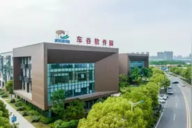 武汉智能汽车软件园一期软件总部基地基本建成，可实现年营收100亿元，二期研发智造基地在建中图片