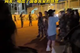 大学生军训合唱灯火里的中国祝福祖国图片