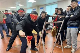 蒙眼敲铜锣“快乐”吹到爆 公交职工迎新纳福欢笑不断图片