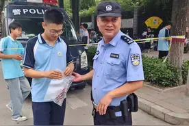 特别陪伴 这对父子俩场内外一同“中考” 一起加油图片