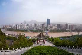 上海一家去兰州旅游，吃饭点7个菜，结账时确认三遍，以为看错了图片