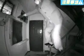 丢脸丢到家！大爷踩楼梯趴浴室窗户偷看女邻居洗澡，监控视频曝光图片