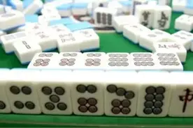 赌鬼母亲为打麻将竟将孩子遗忘家中，丈夫暴怒砍其双手！图片