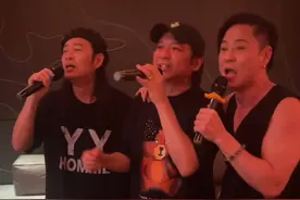 60岁叶世荣与草蜢兄弟相聚，穿拖鞋脚踩凳KTV，嗨唱《光辉岁月》图片