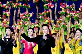 阎维文55载艺术情归故里 “永远的小白杨”唱响平遥图片