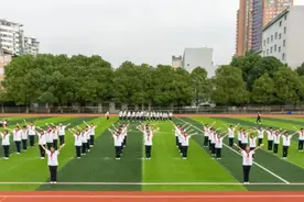 校园青春律动，礼赞华夏盛世！岳阳市四中新生展示体操、合唱才艺图片