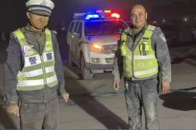 漫天风沙飞雪 新疆交警坚守路面护航平安图片