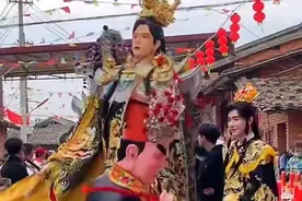 网红cos福建游神遭吐槽，岂能不尊重民间风俗？|荔枝时评图片