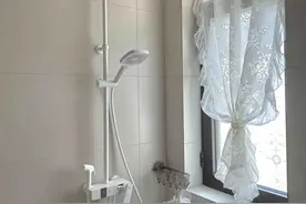 到底谁还再给浴室装百叶帘？看看人家的做法，又省钱又实用图片