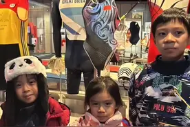 郭晶晶公开全家福，77岁霍震霆戴红帽好喜庆，孙子霍中曦似他翻版图片