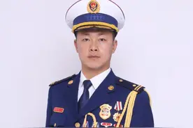 中国消防忠诚卫士｜​刘亮：5400次闯火海，淬炼灭火救援的“尖刀利器”图片