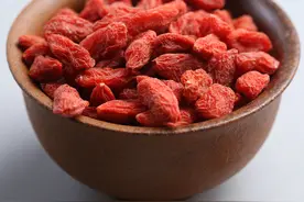 枸杞不仅能增精，还能降血糖？枸杞干吃好，还是泡水好？答案来了图片