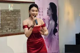 歌手好薇与南宁歌友见面 深情演唱《我和我的祖国》图片