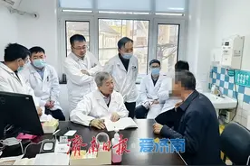 国家级皮肤科专家来济坐诊十二载 背后故事很暖心图片