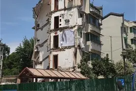 实探安徽铜陵居民楼坍塌事故现场，居民：一人用床单从四楼滑降逃生，另一男子外出打牌逃过一劫图片