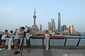 劳春燕：到上海出差，坦言在沪工作12年竟然从没在外滩拍一张照片图片