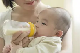 三个月的宝宝一天喂几次奶粉？出现这3种情况，说明宝宝吃过量了图片