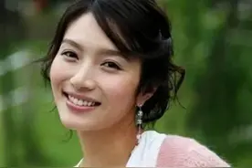 她是“悲惨尤物”，婚后10天被家暴至骨折流产，如今48岁苦尽甘来图片