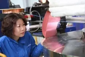 中国第一女焊工刘霞：攻克世界顶尖焊接技术，德国专家上门请教图片