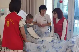 我给妈妈送束花丨湖北袁晓燕家庭：我们一家都是敬老志愿者图片