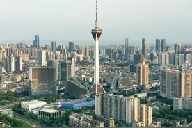 闹翻天！成都全面取消住房限购，网友吵得不可开交，评论笑死人！图片