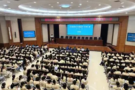 数学与统计学学院2023级本科生开学典礼暨“开学第一课”顺利举行图片