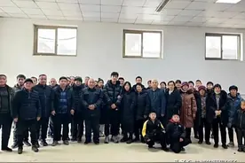 解清帅回老家认祖归宗，解爸爸摆宴席，老叔让他坐在饭局中央！图片