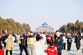 北京天坛、颐和园、景山……通行顺畅，秩序井然图片