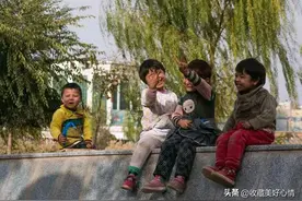 在新疆我是维吾尔族，弟妹九个把62岁大哥当儿子养，只因一句承诺图片