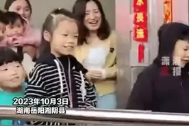 27个重孙排长队给老人磕头拜寿图片