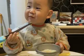 惊呆了！小孩哥2岁的身体，20岁的口才，40岁的思维，这情商绝了图片