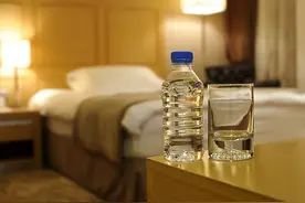 内行揭秘：酒店房间矿泉水，为何不能再碰？了解后恍然大悟图片