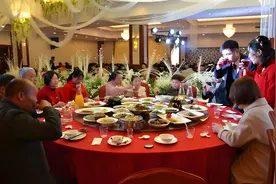 儿子婚礼我邀请了20位战友，却无一人送礼，婚礼结束后我感动落泪图片