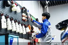 “触底”的汽车经销商：转售新能源、加码洗车贴膜副业图片