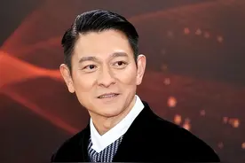 刘德华父亲设灵现场：刘母乘车到达送别亡夫，朱丽倩母女眼睛红肿图片