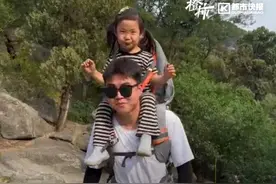火了！宝妈花518元雇体育专业男生背三岁女儿爬泰山，男生回应：这是陪爬接到的第一单图片