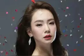 戚薇写真掀起网络风暴：是挑战还是颠覆？女性之美等你来评图片