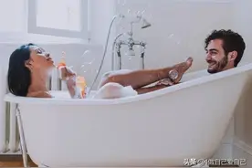 强烈建议夫妻要经常一起洗澡，好处真的太多啦！洗过的夫妻都说好图片