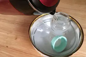 有一种“敷衍式消毒”叫开水烫奶瓶，奶奶轻松了，孩子很遭罪图片