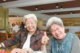有人说：无儿无女的老人，比儿女双全的老人更幸福！真的吗？图片