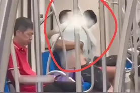 同性恋违背公序良俗吗？两男子地铁不雅举动辣眼睛 网友：这犯法？图片