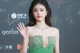 春晚一战封神！白鹿这身材是真实存在的吗？纯欲风天花板鲨疯了！图片