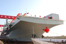 076两攻四川舰亮相，中国海军又添一员虎将，电磁弹射全世界首创图片