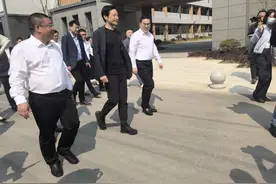刚刚，雷军重返中学母校，捐款5000万元！图片