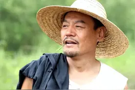 演员巍子：与妻子离婚净身出户抱着儿子大哭，如今儿子成他的骄傲图片