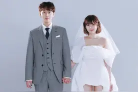 泫雅和龙俊亨，结婚画报公开，纯白色连衣裙，黑色丝带平底鞋吸睛图片