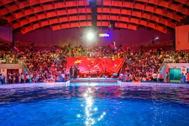 千人共传国旗，武汉极地海洋公园化身红色海洋图片