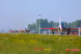 海军航空大学某团一批“00后”飞行学员成功完成单飞训练图片