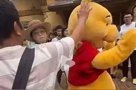 揪心！上海迪士尼玩偶演员被游客打头后倒地，律师：可实施入园限制图片
