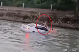见义勇为！53岁老兵跳入河中，石头砸车救出昏迷男子，过程太惊险图片
